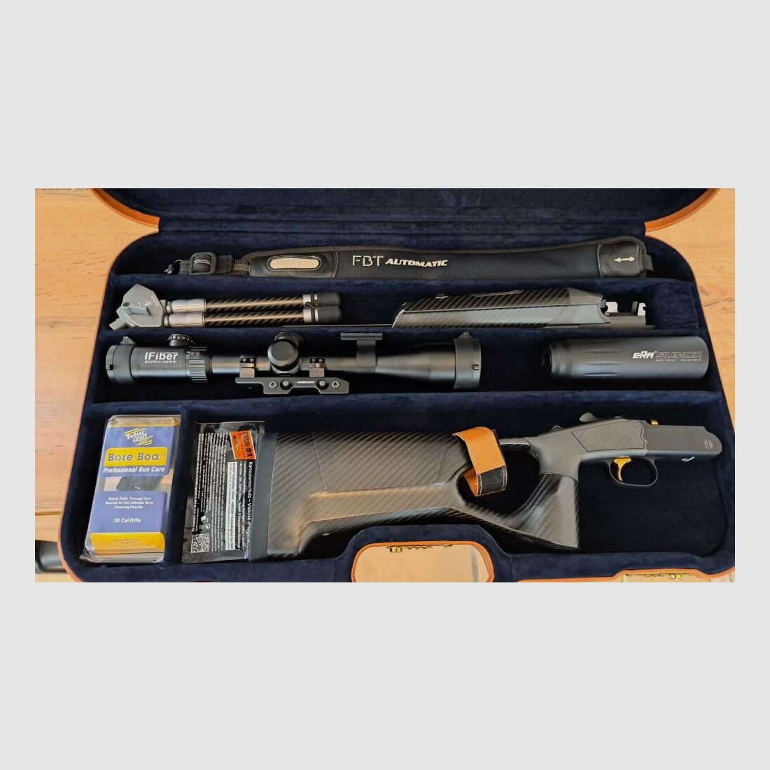 Merkel K5 Extrem mit FBT Carbon Lochschaft, DDOPTICS Zielfernrohr, Recknagel Schalldämpfer, Spartan Zweibein, Automatik Gewehrriemen, Luxus Koffer etc.