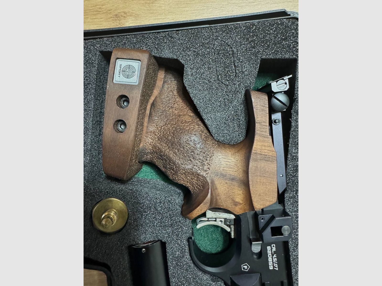 STEYR LP 50 RF, Bardzo dobrze utrzymany, 5 lat, rozmiar uchwytu S, praworęczny, strzelany na Mistrzostwach Niemiec, zadanie hobbystyczne