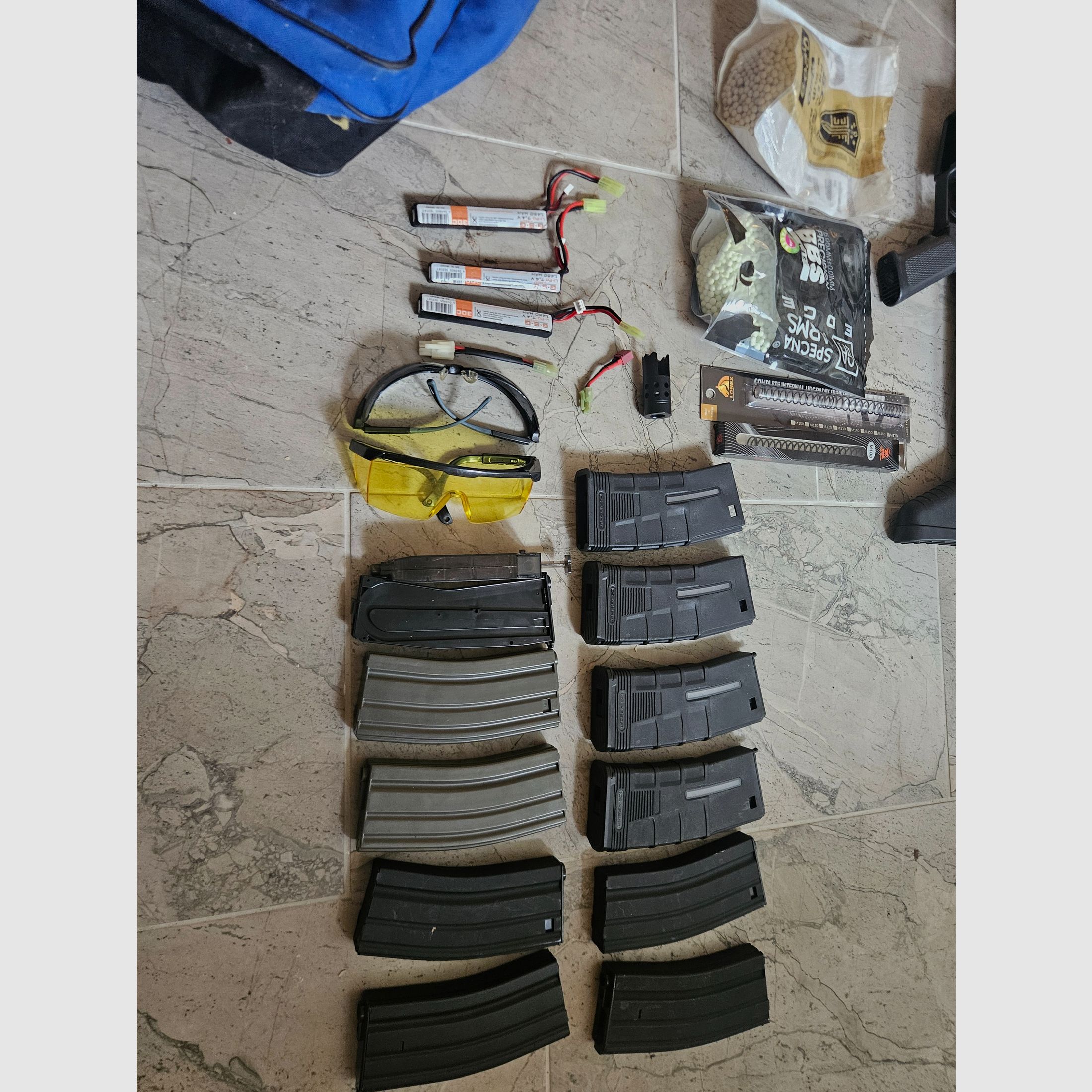 Duże Begadi S-AEG Starter-Set: MK16 (SCAR-L) & M4 M-LOK inkl. 10 magazynków, akumulatorów i kompletnego wyposażenia w kamuflażu Flecktarn, zdjęcie 2 z 15