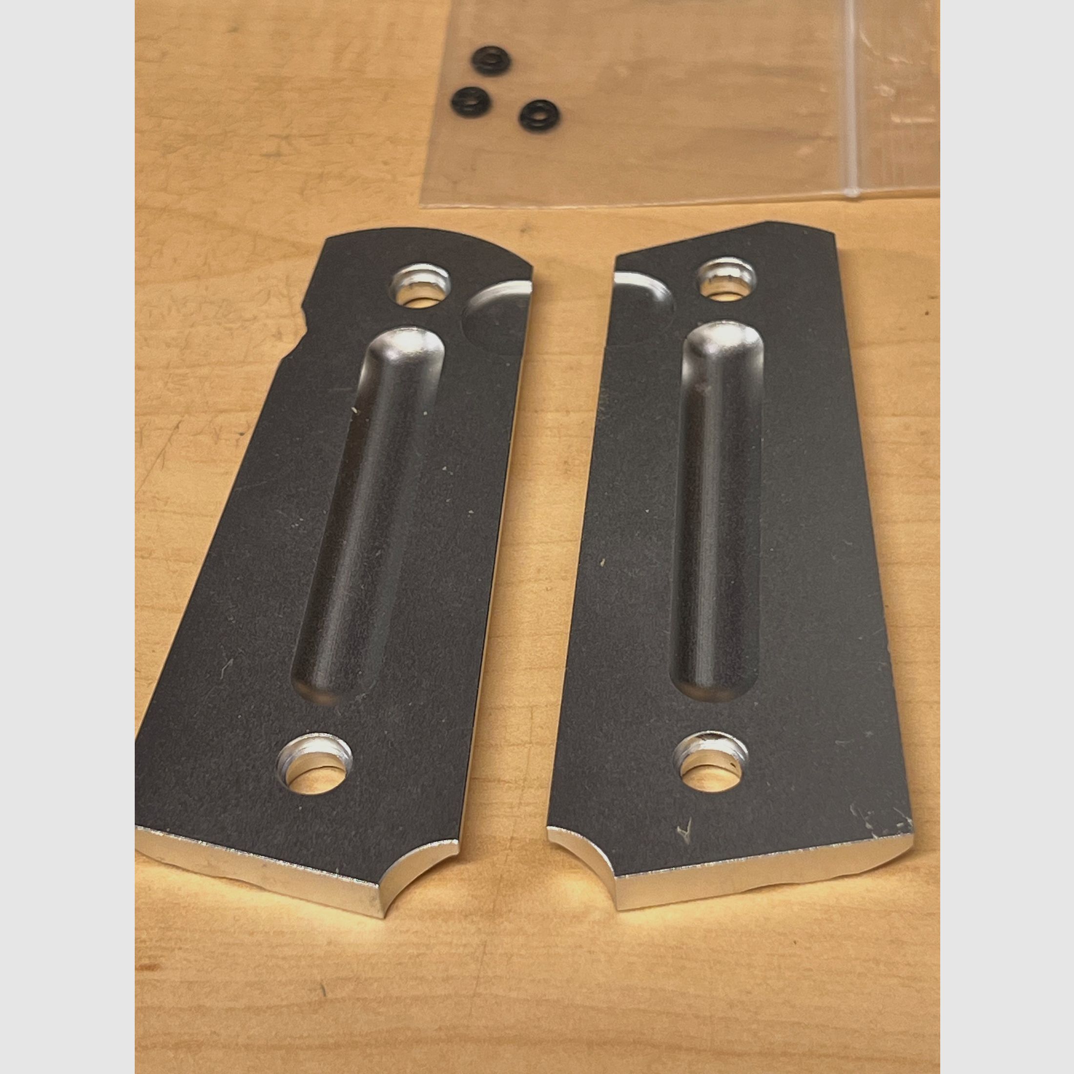 Griffschalen für 1911 Airsoft P.A.K. und Original Modelle in Aluminium Silber eloxiert