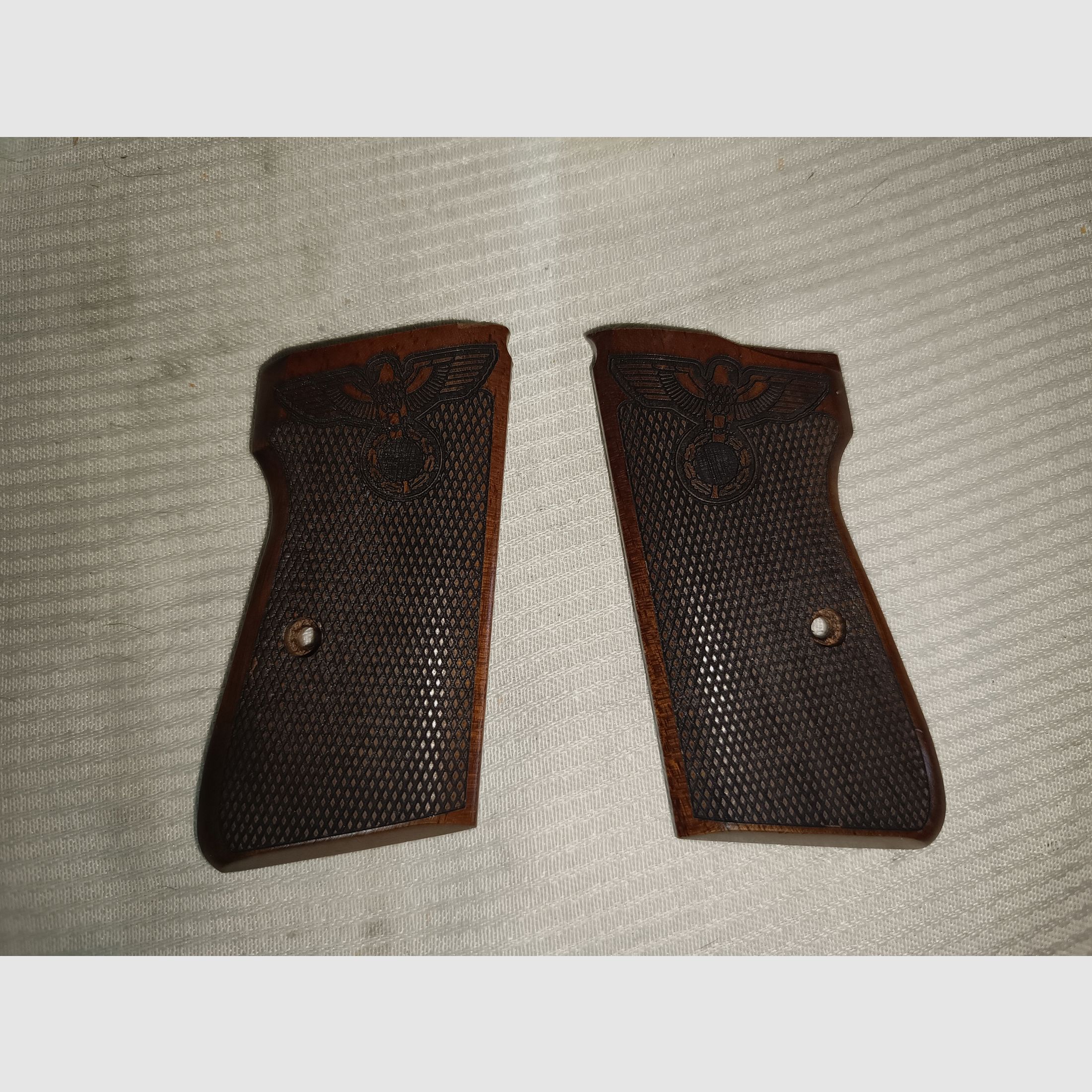 Walther PP Griffschalen mit Adler Drauf 