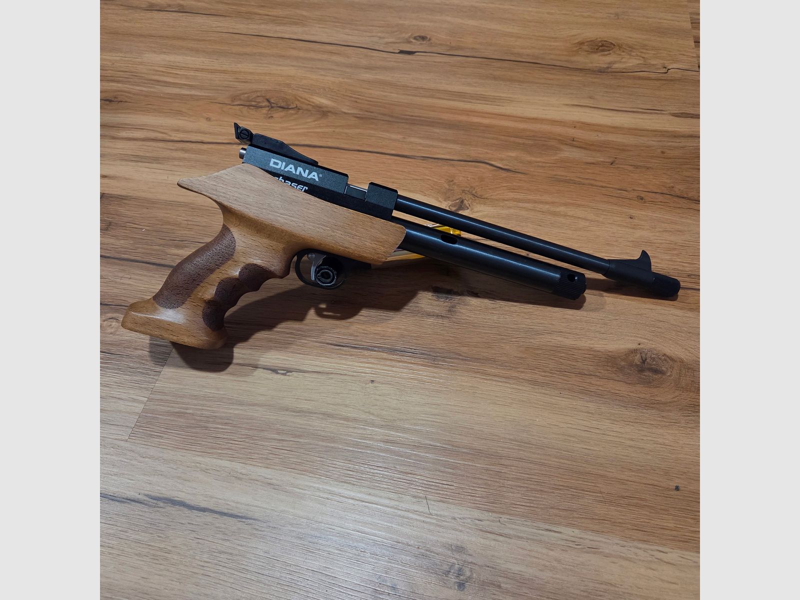 Diana Chaser mit Holzgriff und einer Packung