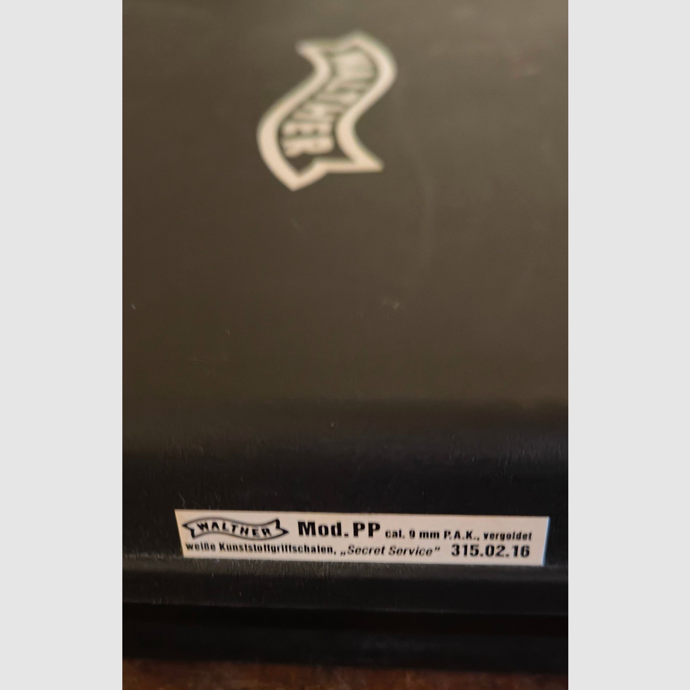 Attention collectors & James Bond fans, rarity - display piece - limited special edition & new for decades, as well as no longer available on countless pages and platforms, Walter PP with white grip scales & VHS, top condition!!! Like new.