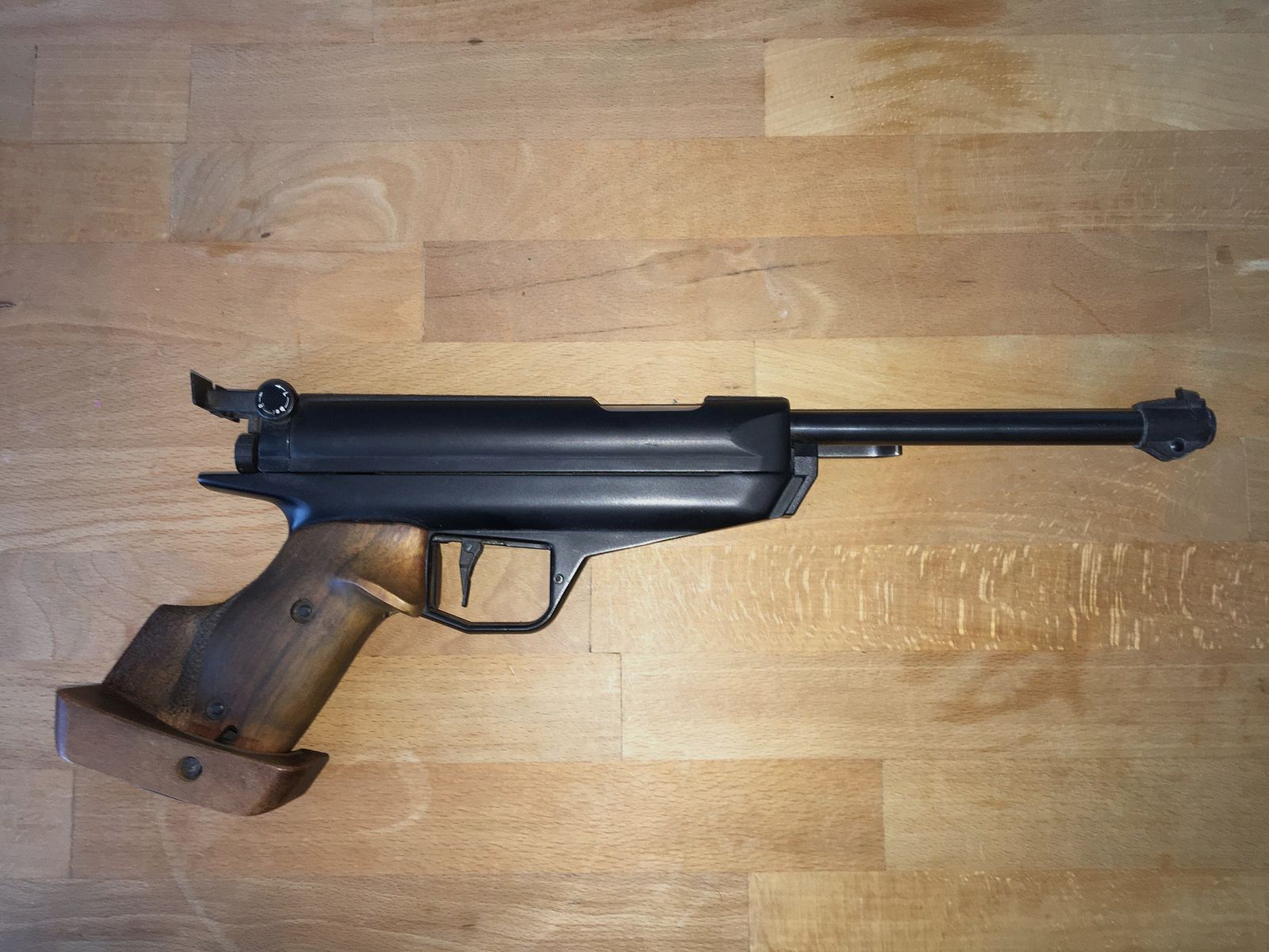 Pistola ad aria compressa da competizione 4,5mm