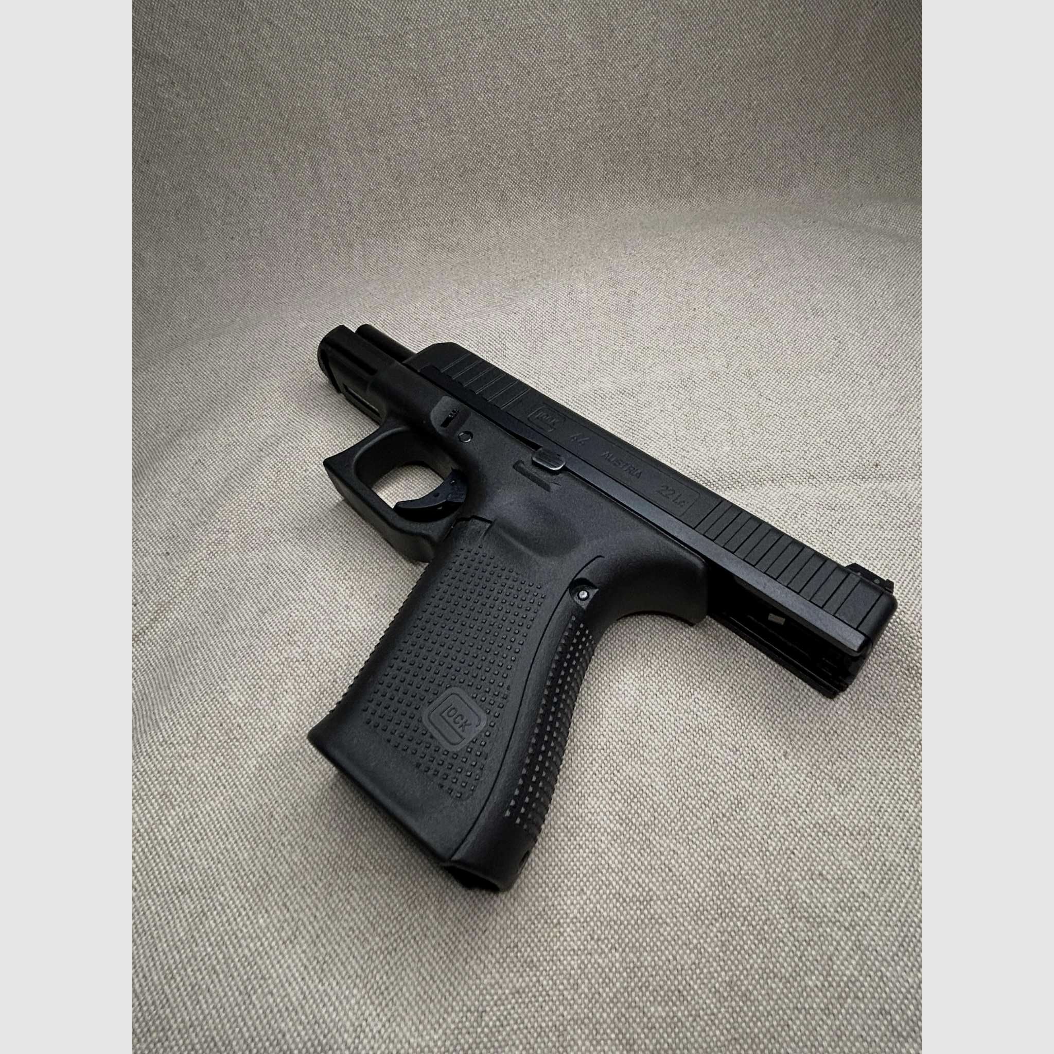 Glock 44 in kaliber .22lr - Compleet pakket met 4 magazijnen, Ghost-holster & 2 optiekbeugels