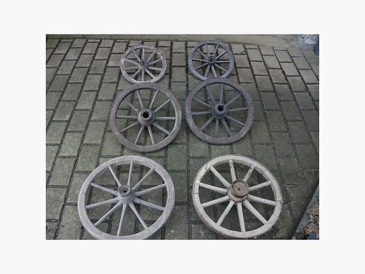 Original antike Holz-Speichenräder für den Kanonenbauer. Preis je Paar
