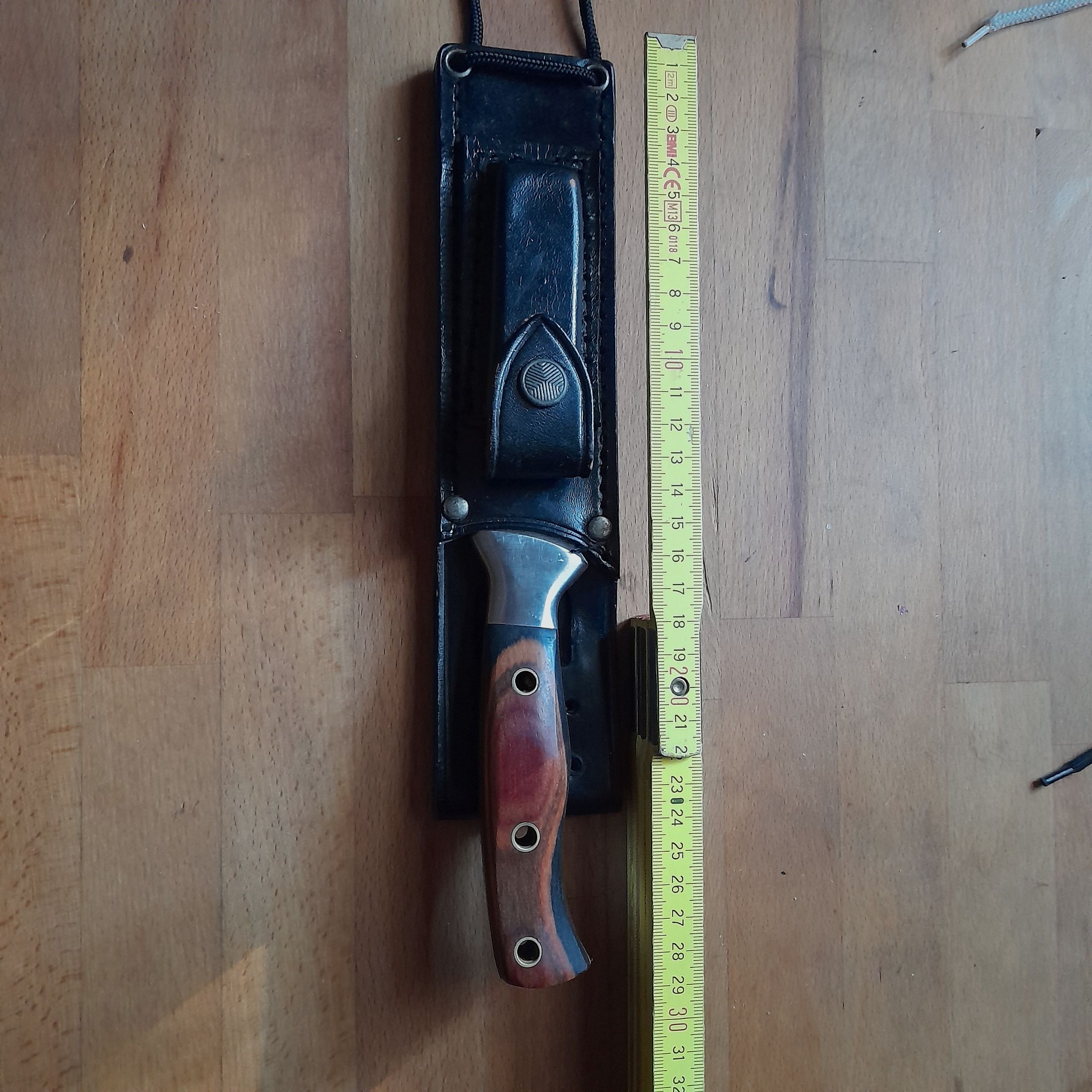 Jagdmesser Stainless Steel 440 Nr.  37296 in schwarzer Lederscheide mit Schleifstein
