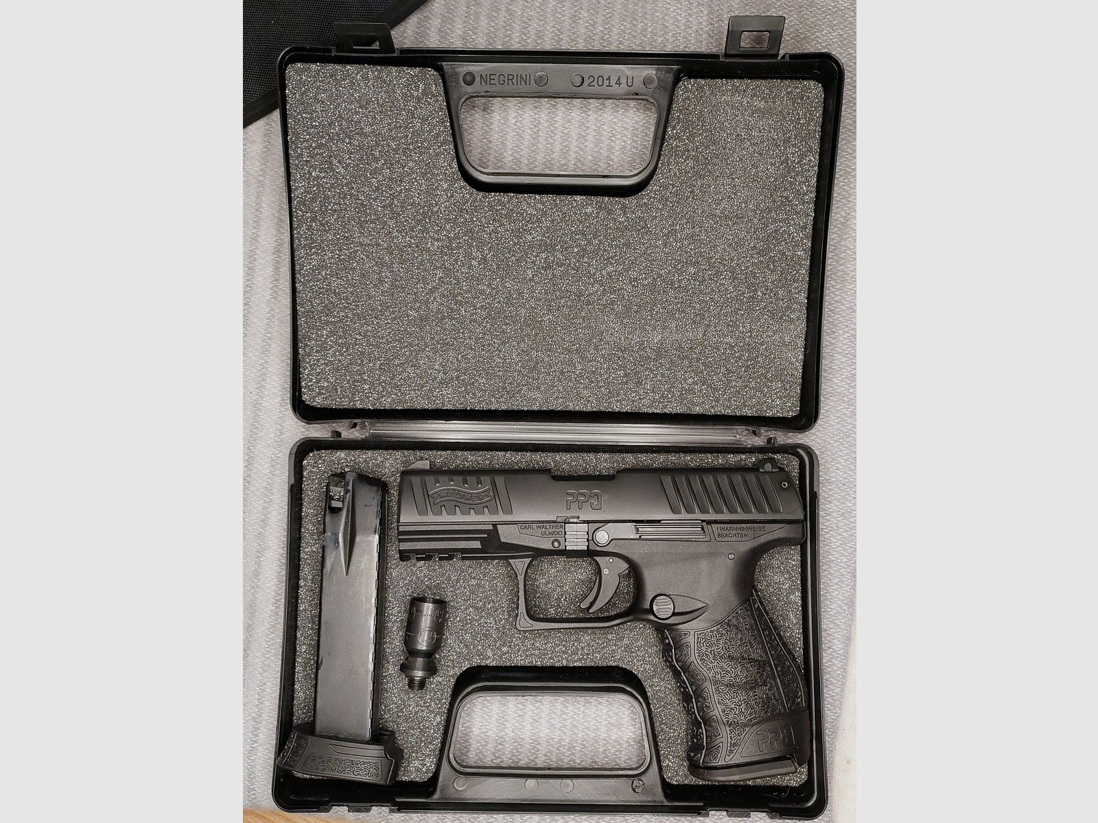 Walther PPQ M2 Schreckschuss Pistole 9mm P.A.K. schwarz (PTB 958) mit 2 Magazinen