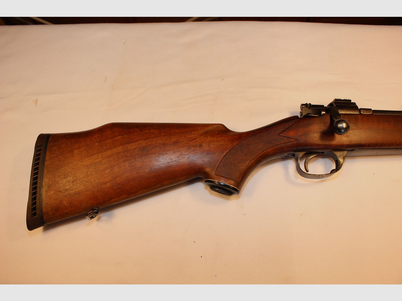 Bolt-action rifle in caliber 7x64.