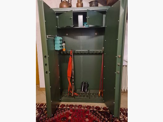 Waffentresor für 12 Langwaffen