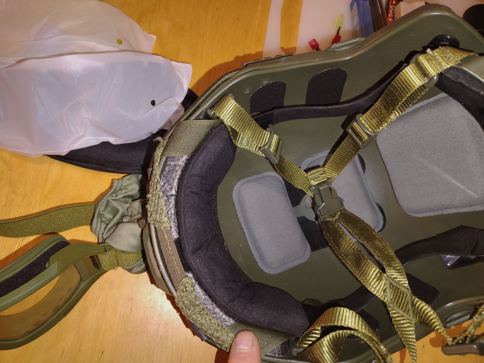 Taktisches Airsoft Helm-Set – Bundeswehr Flecktarn – Upgrade-Polster – inkl. Brille (3 Gläser) & Green LED
