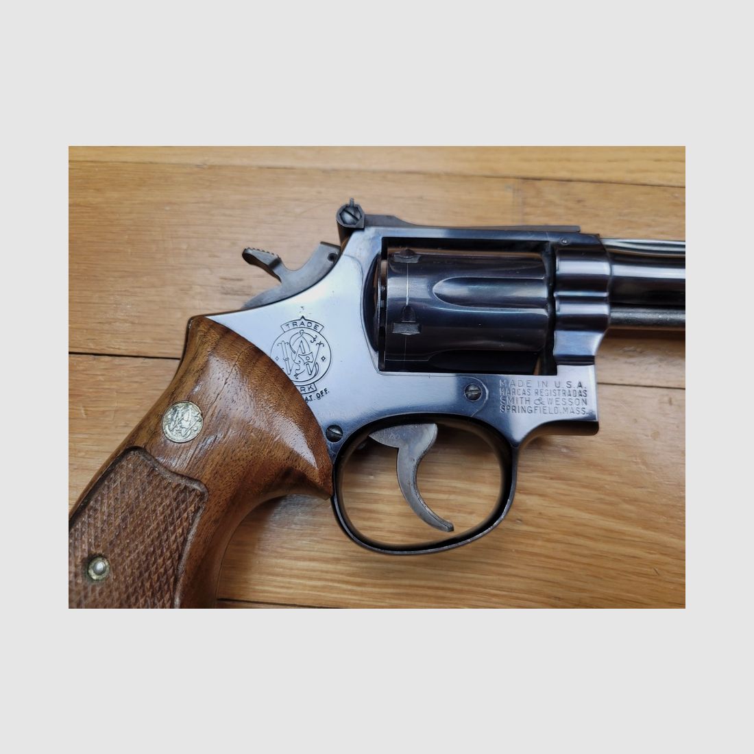 Beautiful Smith & Wesson M15-2 Revolver – Caliber .38 Special – high-quality manufacturing from 1961 to 1964 – 4-inch "pencil barrel" thicker – and yet the lightest of all "magnum" revolvers – aesthetic and mechanical condition excellent – a gun that has been fired very little in 65 years… – TBE++, image 4 of 20