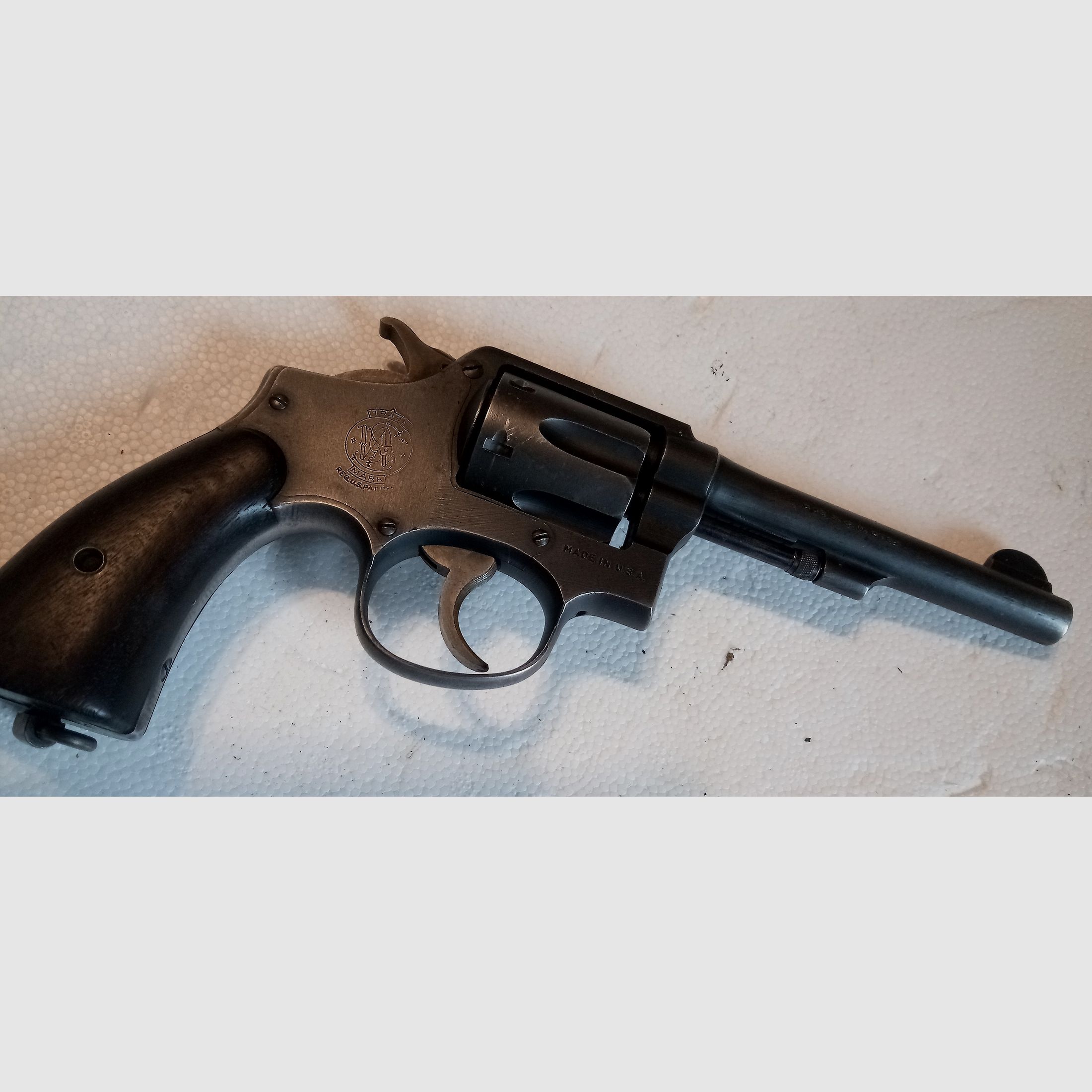 Revolver Smith & Wesson Kal. 38 zusammen mit ca. 80 Schuss Munition