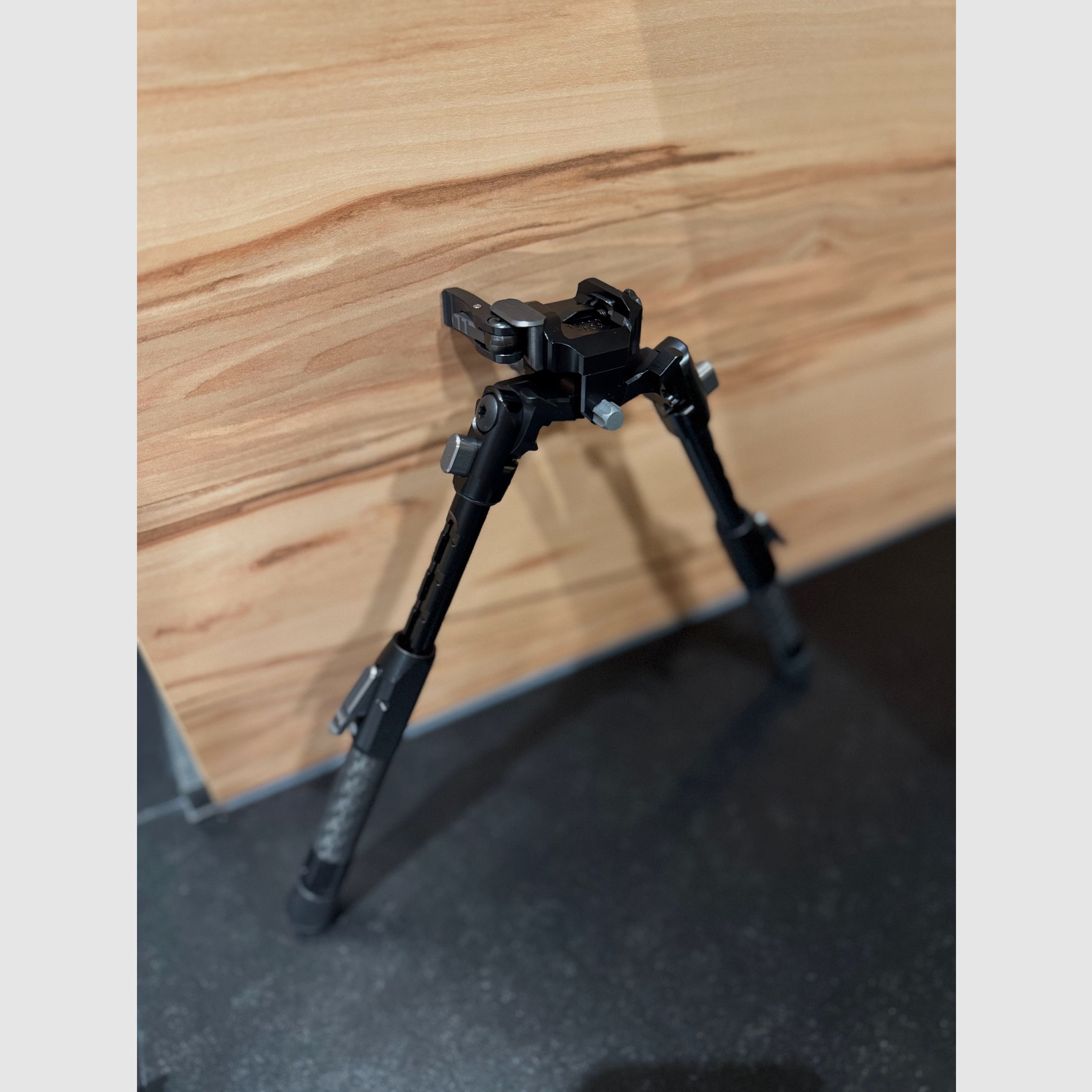 Tier One Tactical Bipod 180mm Carbon Taktisches Picatinny Zweibein Pan/ Tilt