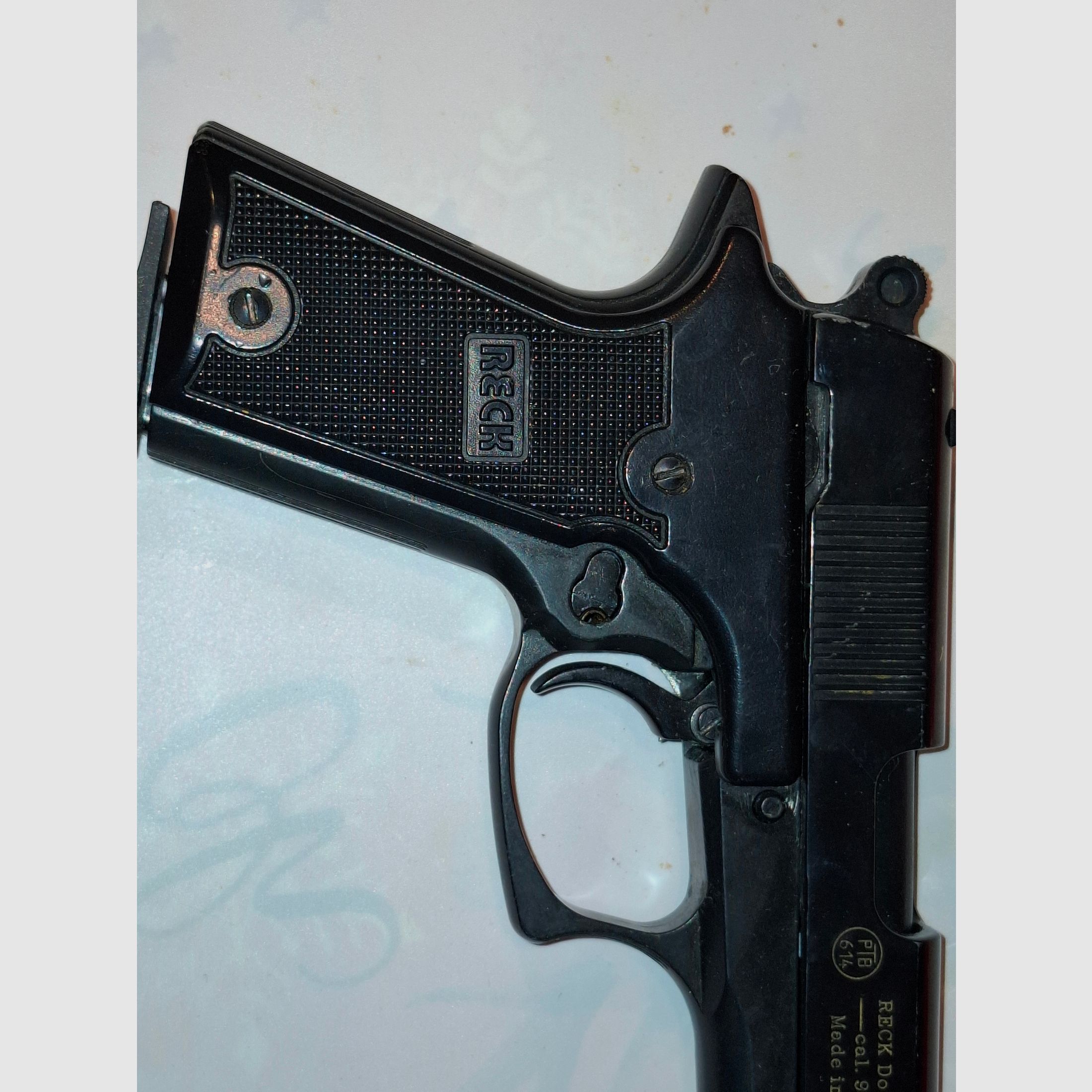 4 pistolets/ revolvers à blanc