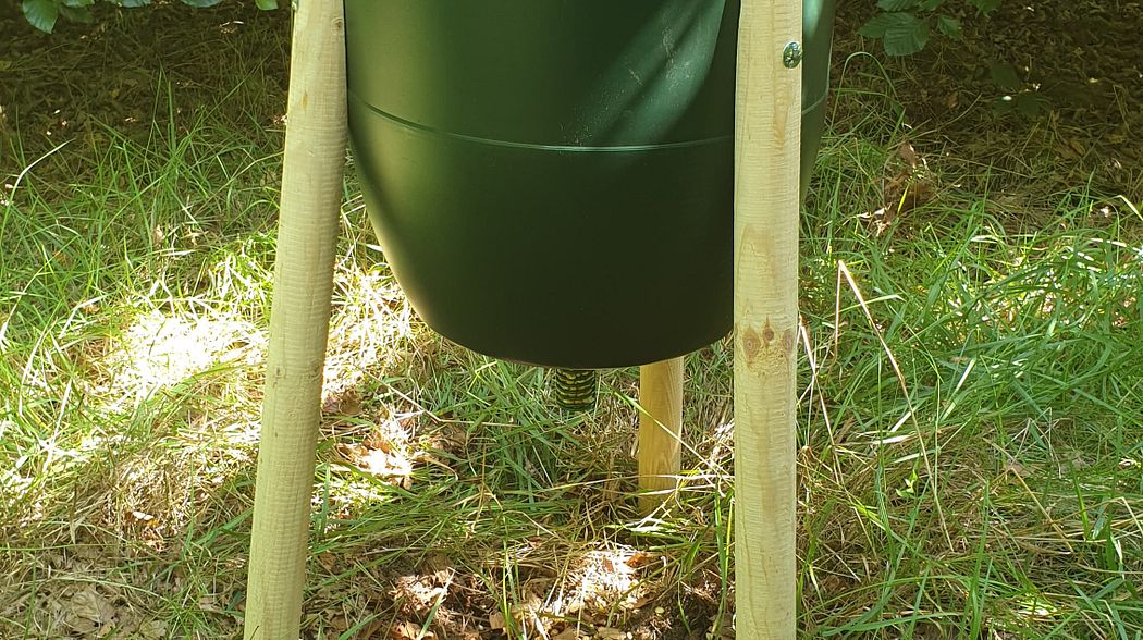 Wildfutterautomat „Emperor Feeder“ (55 kg) und Futtertonne für Fasane (60 l) von P. Lindberg