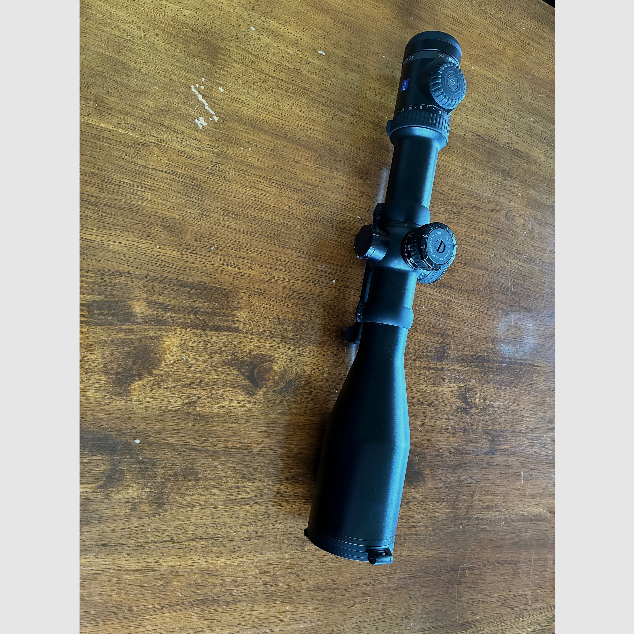 Zeiss V8 4,8-35x60 con montaggio a sella Blaser