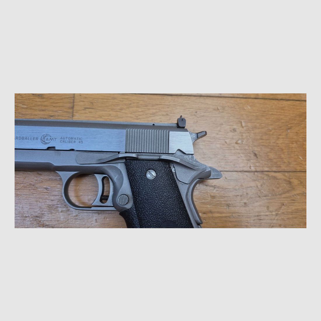 Sehr schöner AMT (Arcadia Machine & Tools) Hardballer Pistol — Kal. .45 ACP — Erster 1911 vollständig aus rostfreiem Stahl in der Geschichte — 100% Stahl alle Teile — Waffe von 1985 — Sehr guter ästhetischer Zustand — Ausgezeichneter mechanischer Zustand — Spiegel-Lauf – Original-Griffschalen – TBE+/TBE++, Bild 22 von 25