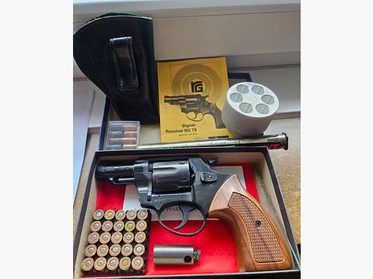 Röhm RG 79, et poignées en bois, avec 6 gobelets de tir.... 10 balles lumineuses, 10 cartouches de gaz,