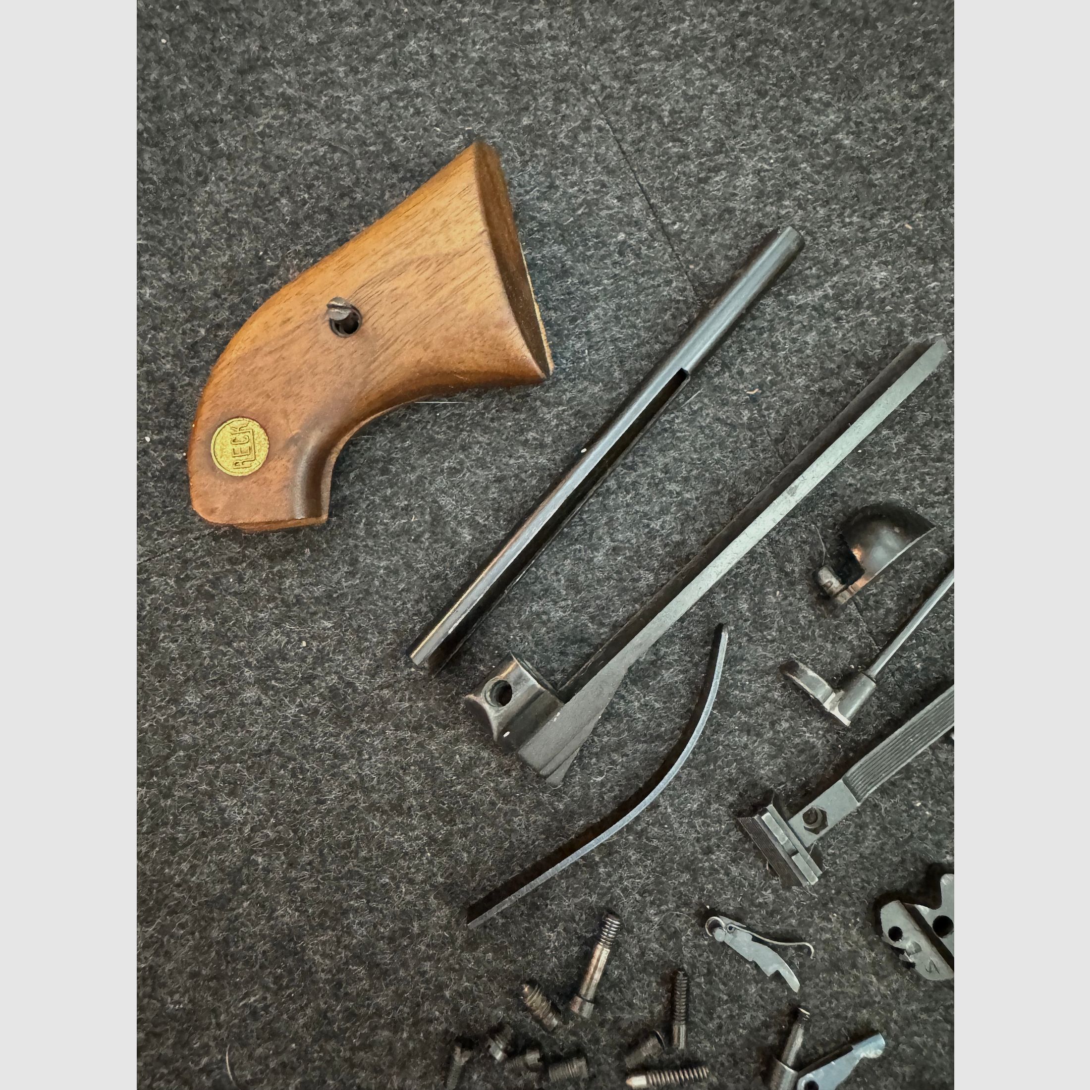 Ersatzteil-Set für RECK R20 (Revolver, Kal. 4mm M20) — alle frei verkäuflichen Teile, Schrauben, Federn, Hahn & Griffschalen — Komplett-Set