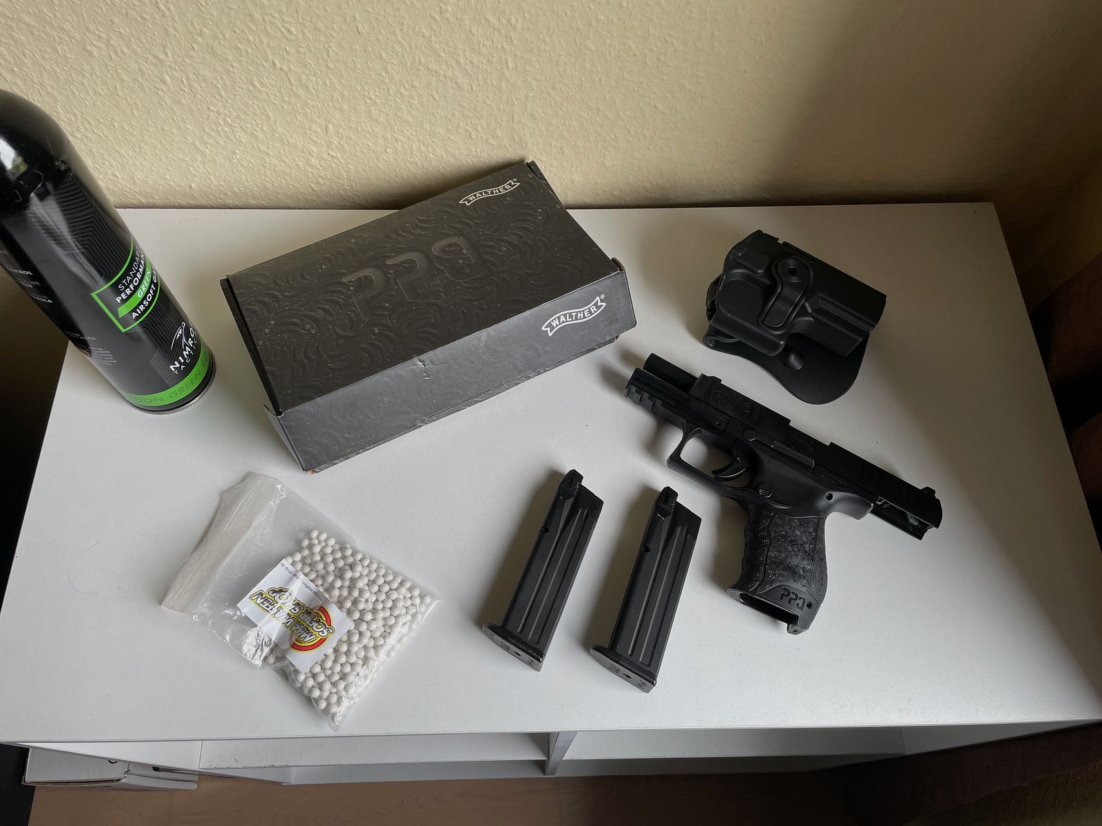 Walther PPQ Airsoft mit zwei Magazinen und Holster