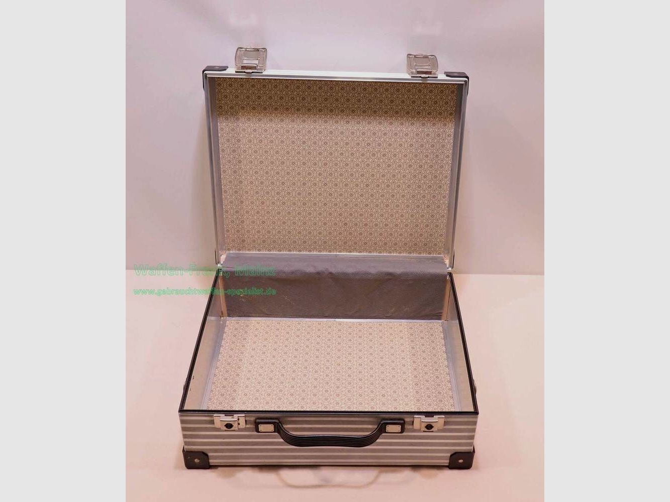 Diverse manufacturers aluminum case accessories/ammunition