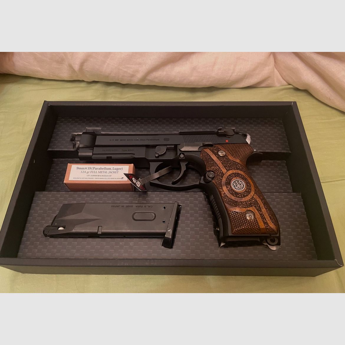 Tokyo Marui Beretta M9A1 Airsoft / Softair avec des poignées en bois véritable (comme neuf)