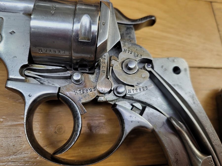 Mooie dienstrevolver Model 1873 – kaliber 11mm73 – volledig overeenkomend serienummer – nog in origineel strogeel! – MAS in 1882 – Goede mechanica en zeer mooie loop – Zeer goede staat, afbeelding 27 van 31