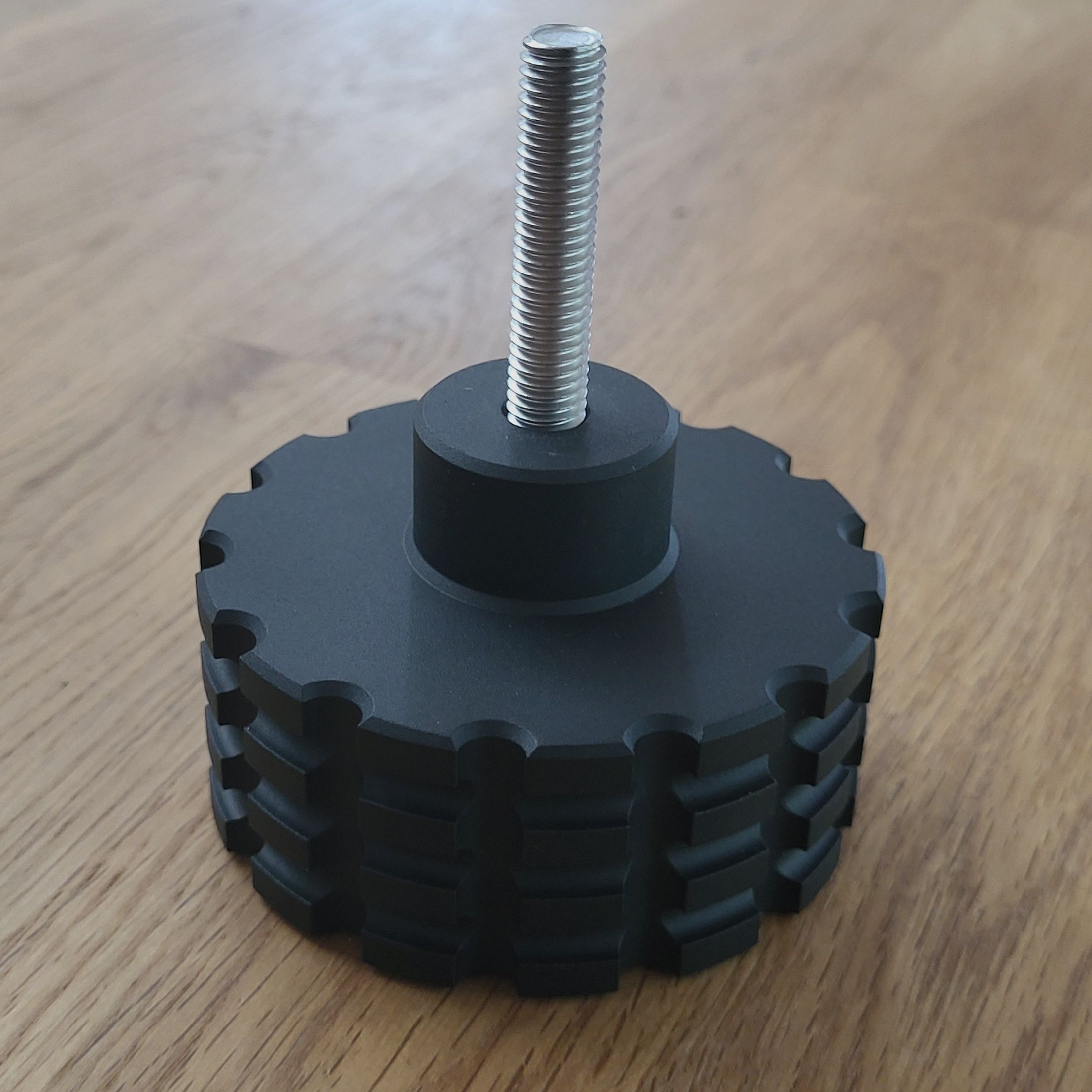 Ulepszenie bipodu z ręcznym pokrętłem