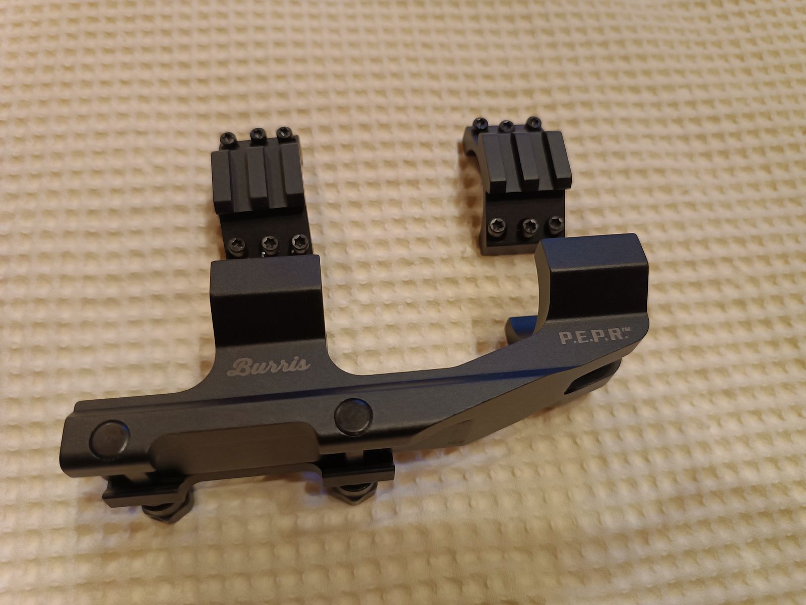 Burris P.E.P.R. scope mount with Picatinny rings. For a tube diameter of 30mm. Light signs of use.