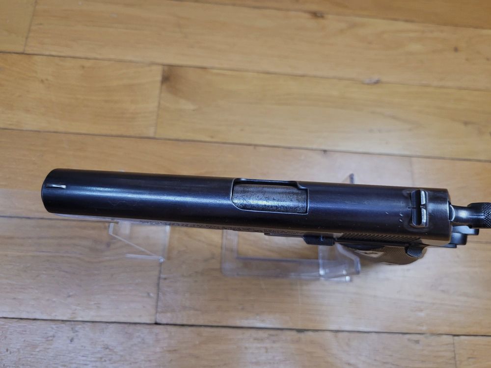 Rare pistolet Colt 1911 (pas 1911 A1 !) – Le mythe originel ! – Arme militaire de 1918 – Cal. d&rsquo;origine 45 ACP – Très beau bronzage d&rsquo;origine – Canon en très bon état – Mécanique impeccable – Plaquettes, vis, chargeur conformes et en TBE – Il ne fait pas du tout ses ….106 ans ! Très bon état !, image 10 sur 20