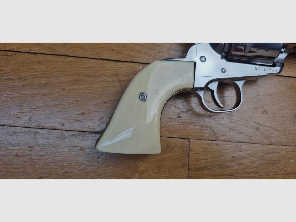 Bardzo ładny rewolwer Ruger Vaquero – Kal. .45 Colt na sześć nabojów – Lufa 7,5 cala – Wersja „Old model” (najbardziej wytrzymała!) – Wspaniała wykończenie „Stainless” z grubymi uchwytami typu kość – Dostarczany z pudełkiem i oryginalnymi drewnianymi uchwytami RUGER – Doskonały stan mechaniczny i wspaniała lufa lustrzana – Top Cowboy! – Wspaniały stan – TBE+/TBE++!, zdjęcie 23 z 28
