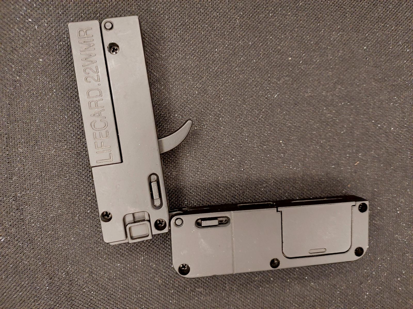  „LifeCard .22 WMR“ (Derringer‑Nachbau der Firma GG) Deko-/Spielzeugpistole aus Gussmetall.