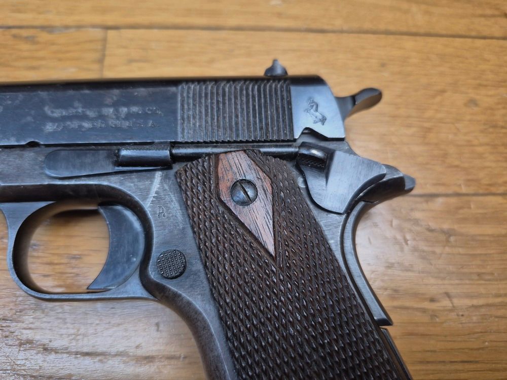 Seltene Colt 1911 Pistole (nicht 1911 A1!) – Der ursprüngliche Mythos! – Militärwaffe von 1918 – Kal. .45 ACP – Schöne Originalbrünierung zu 80% ohne Oxidation – Sehr schöne Markierungen – Lauf in gutem Zustand – Mechanik einwandfrei – Griffschalen, Schrauben, Magazin in Übereinstimmung und TBE – Seltenes Originalholster von 1918 als Bonus – BE+!, Bild 17 von 25