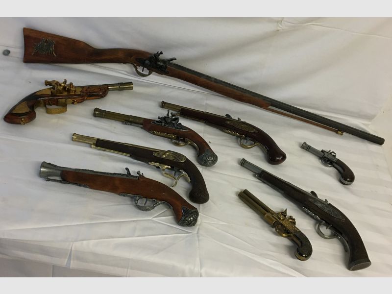 9x Deko Pistole Gewehr Holz Messing Metall Konvolut