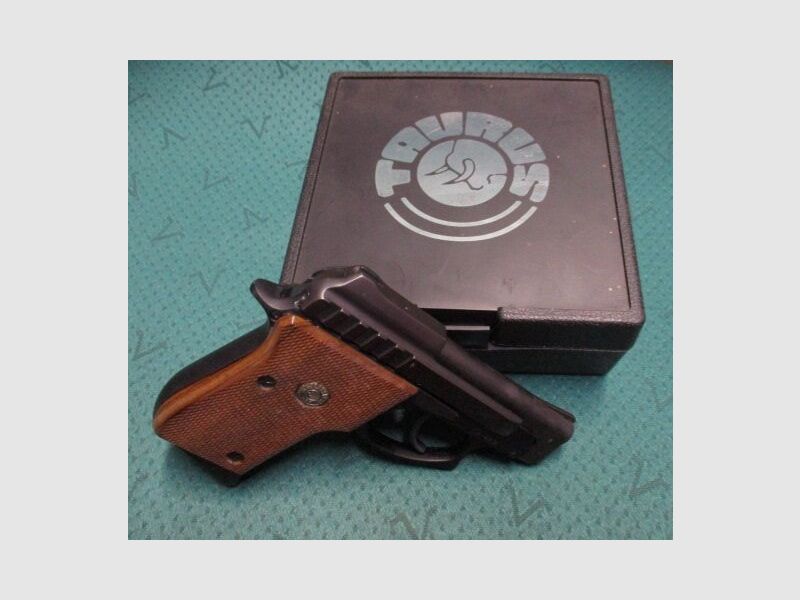 Pistolet Taurus PT22 .22lr w skrzynce z opisem PT22