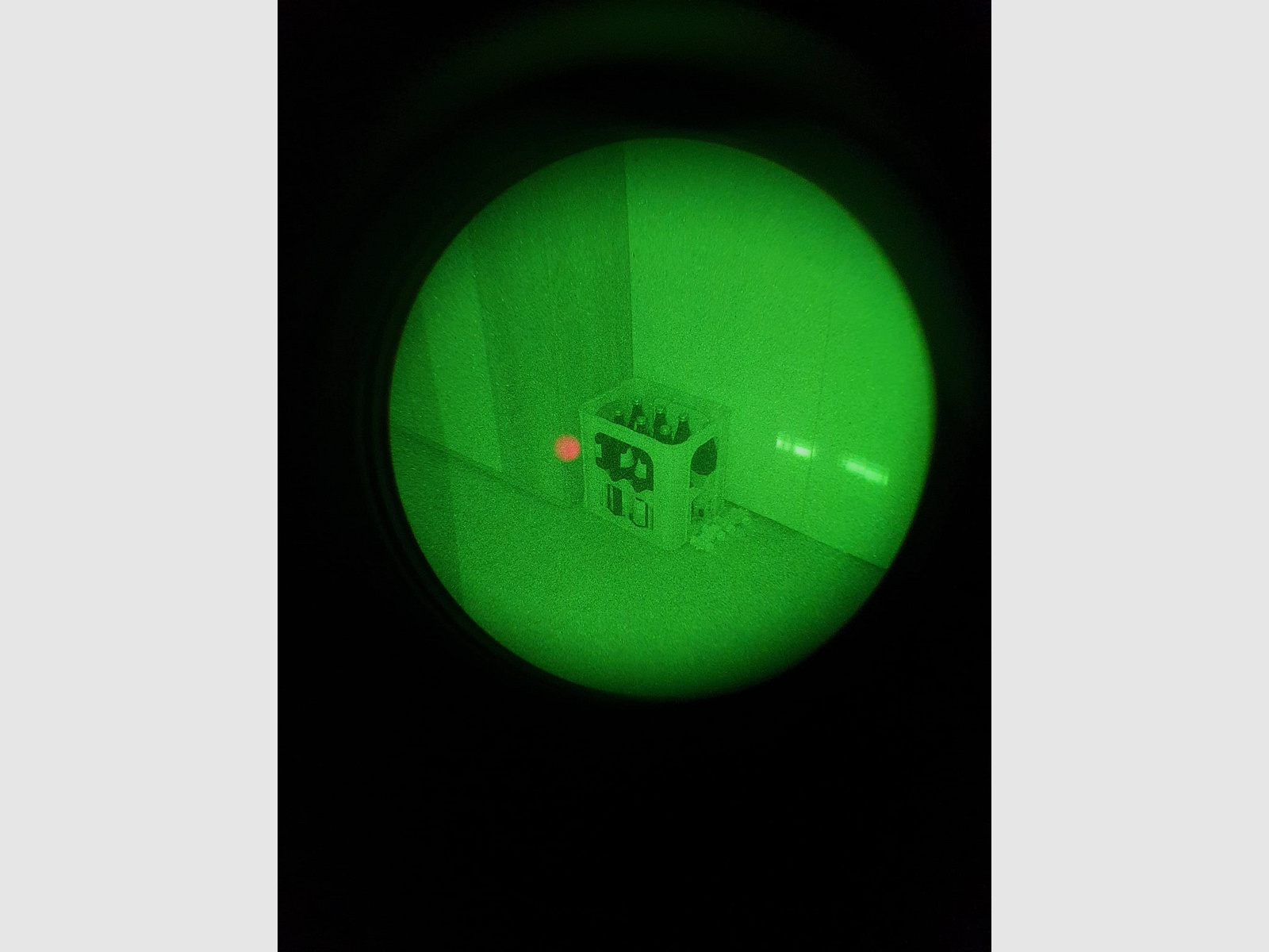 Night vision device residual light amplifier with helmet mount and carrying cap, so for wearing without a helmet