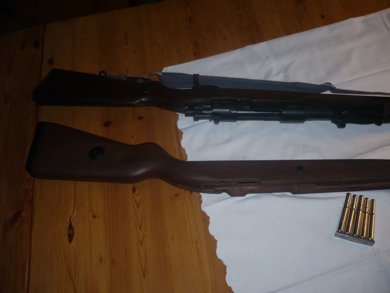 Double Bell Karabiner K 98 Kaliber 6mm BB  mit Holz und Kunststoff-Schaft.