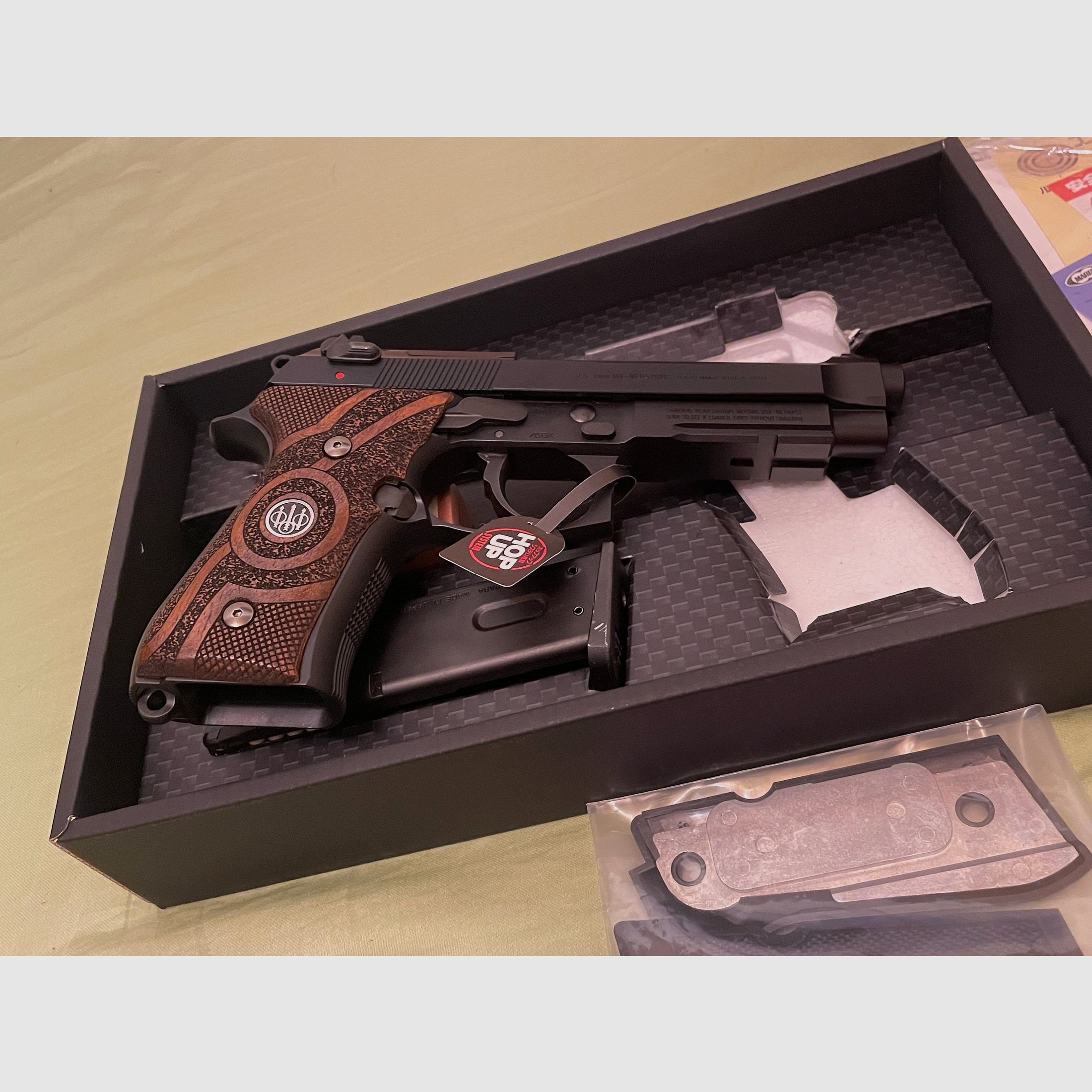 Tokyo Marui Beretta M9A1 Airsoft / Softair mit Echtholzgriffen (Neuwertig)