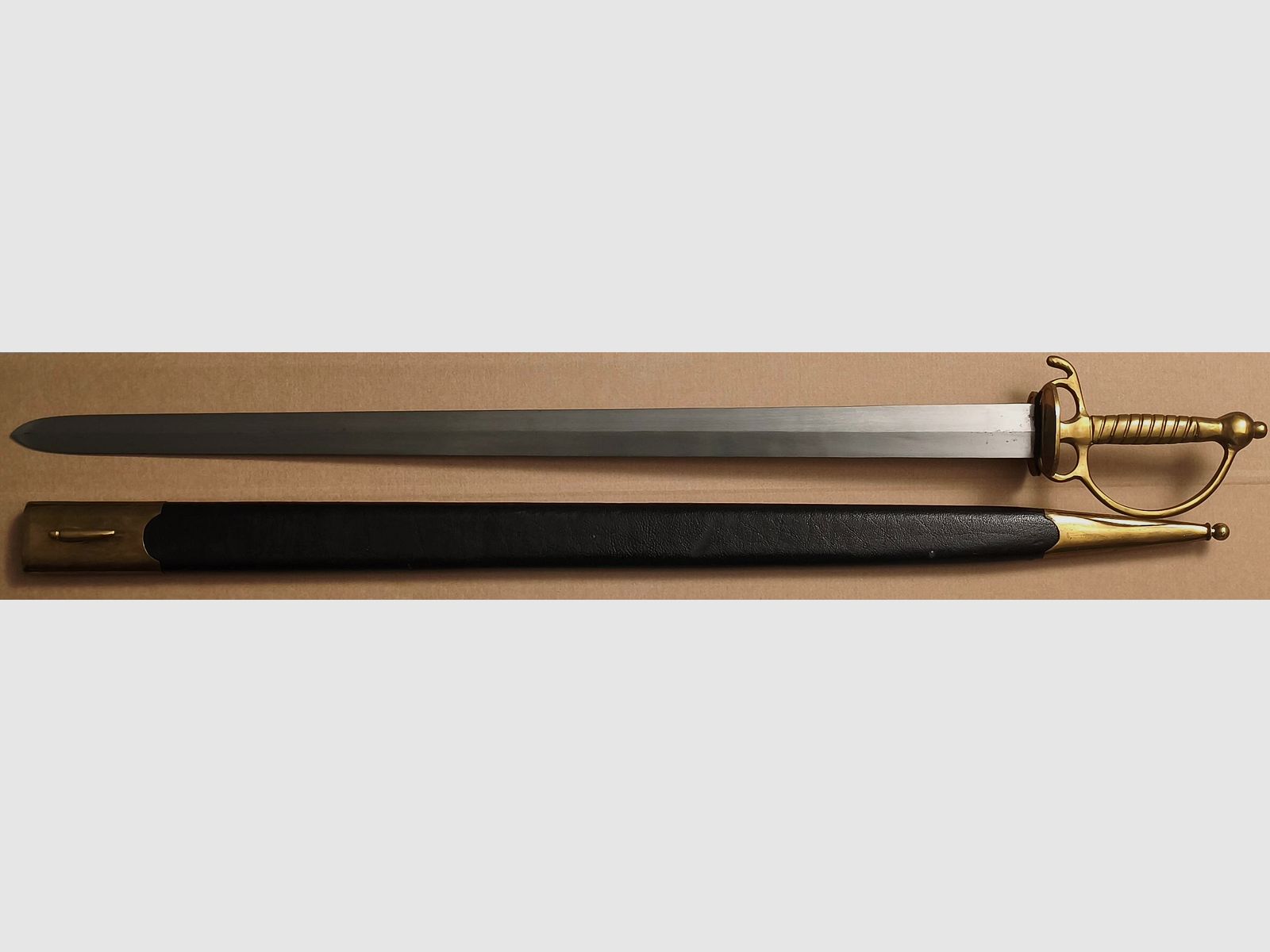 Krótki miecz z mosiężnymi okuciami, tępy