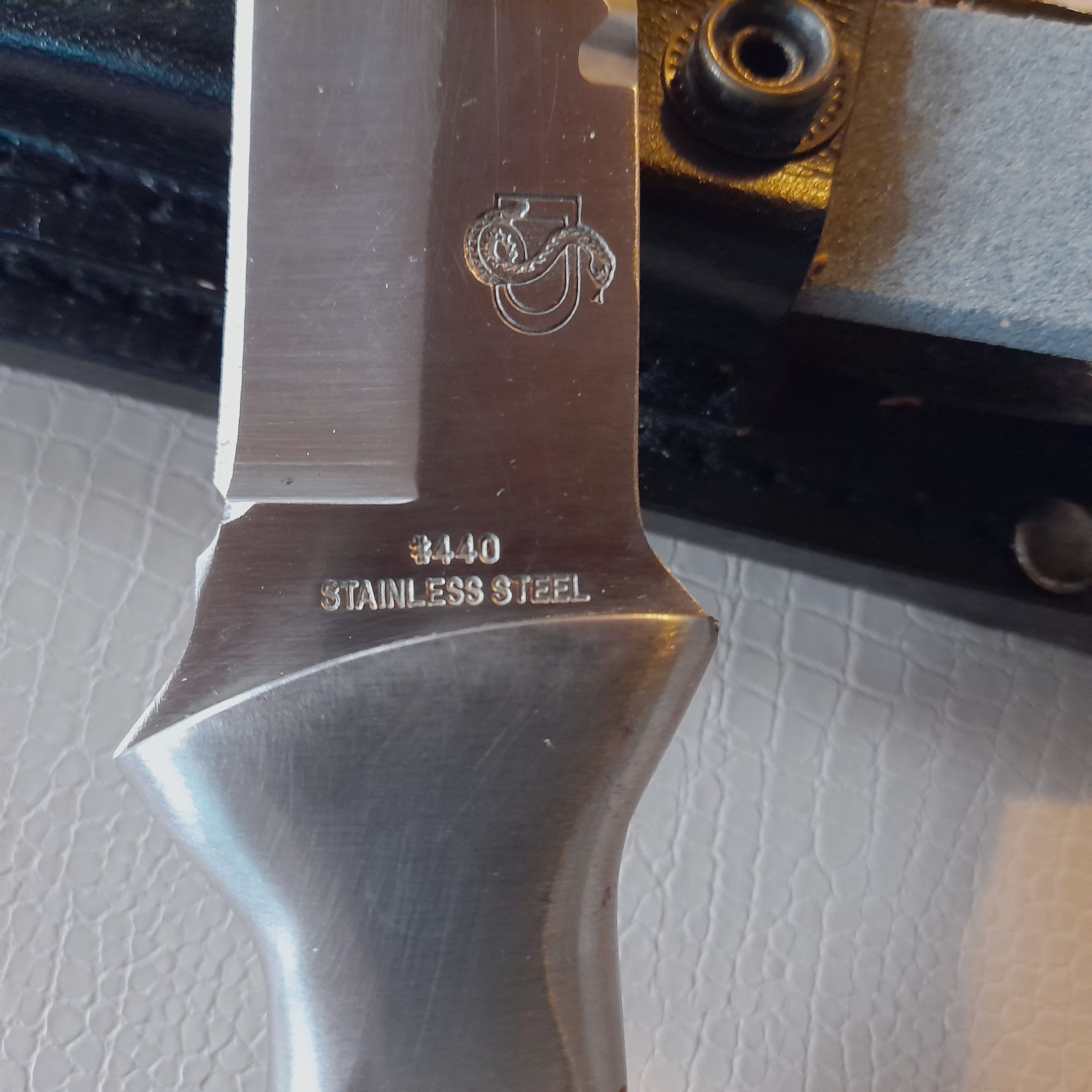 Couteau de chasse lame d'environ 14 cm avec étui en cuir