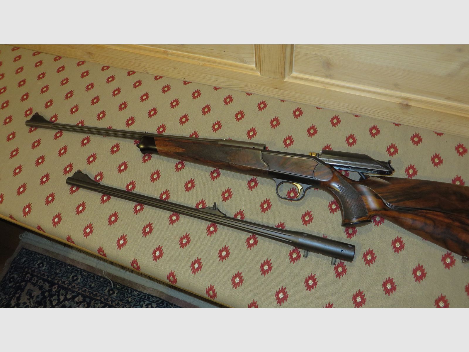 Blaser R93 Attache Holzklasse 7 mit kannellierten Läufen im Kaliber 6,5x57 und Wechsellauf 30.06