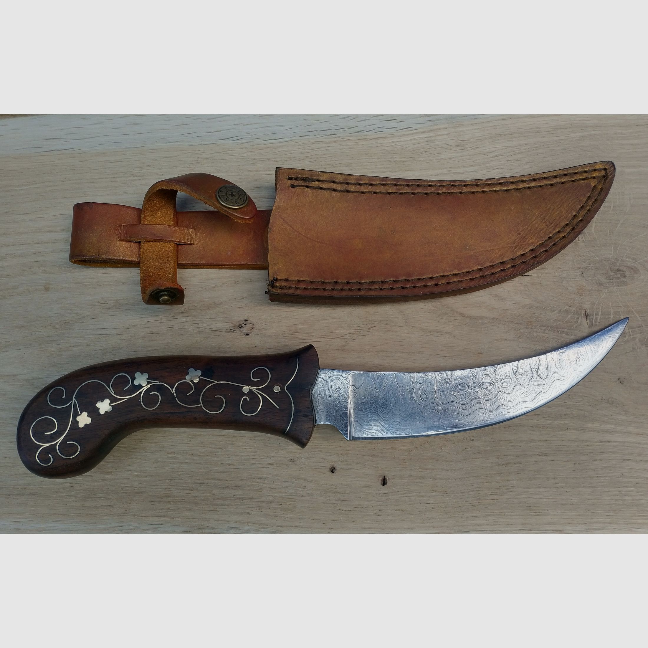 Cuchillo de cinturón oriental con hoja de damasco pulida a mano
