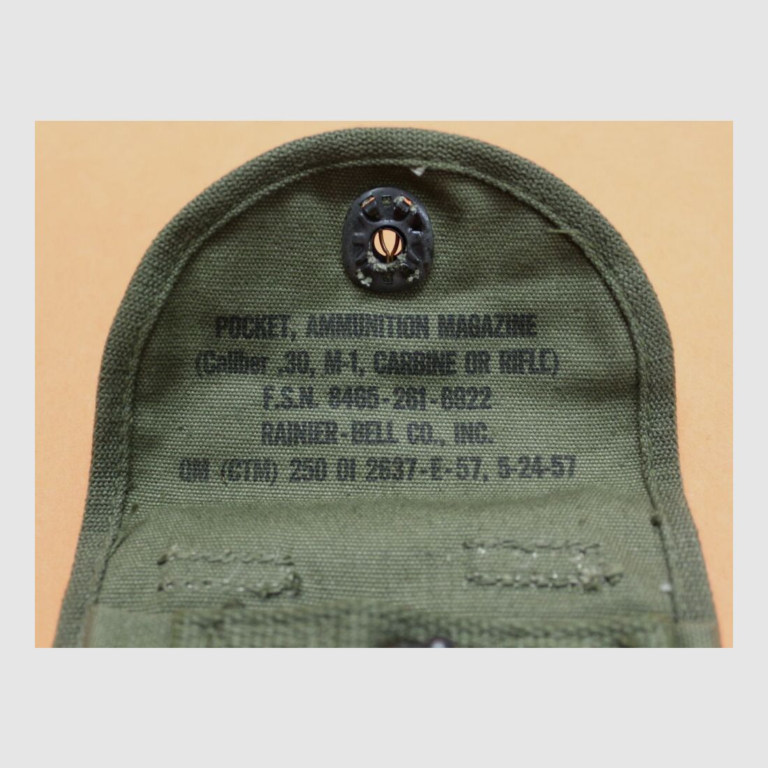 USGI SURPLUS U.S. Carbine .30 M1: Tasche per caricatore USGI 2x15 colpi, tessuto olivastro, timbrata: "US" e "POCKET, AMMUNITION MAGAZINE (Calibro .30, M-1, CARBINE O RIFLE)