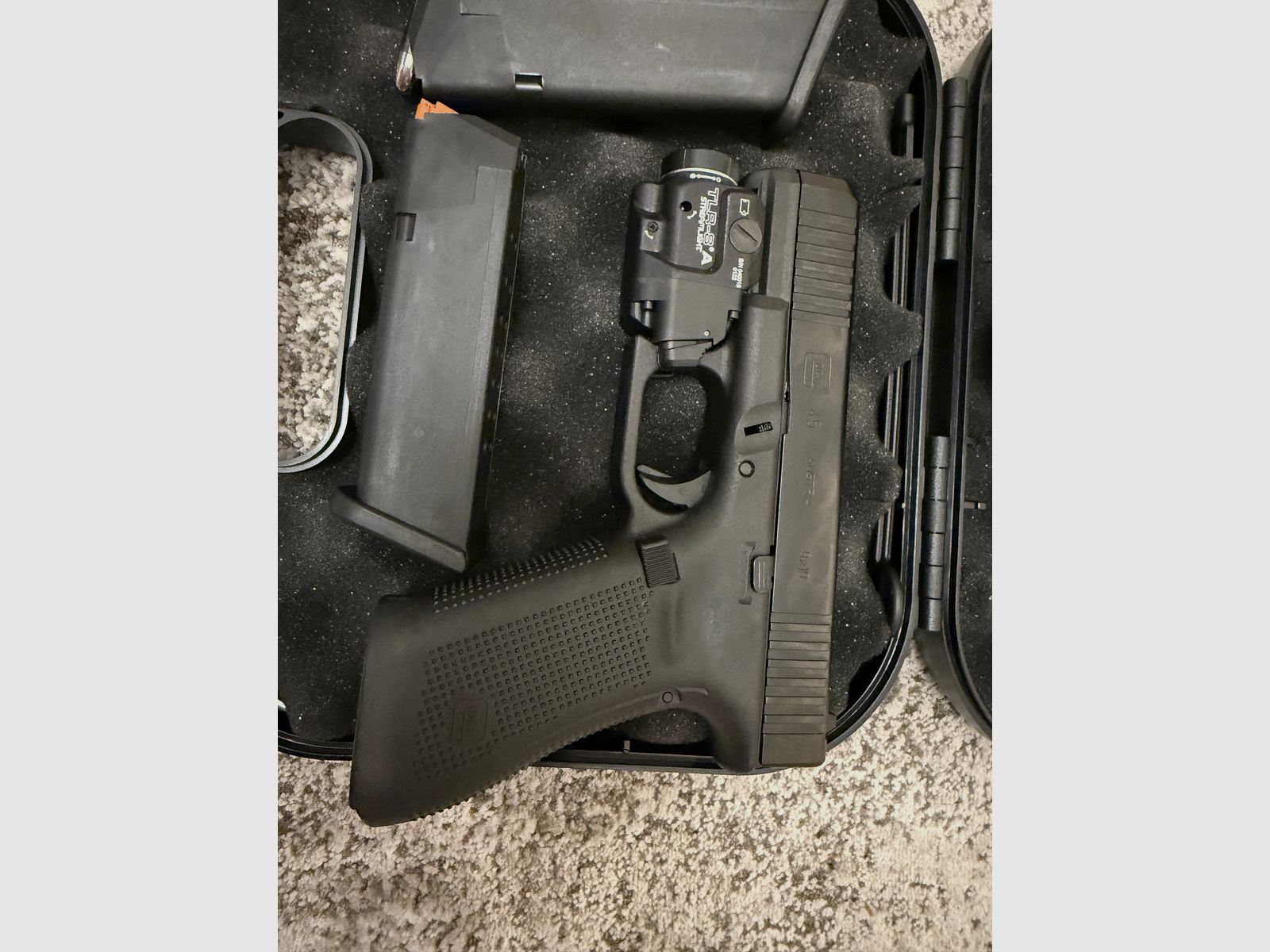 Glock 45 – neuwertig – mit Streamlight TLR-8 (Lampe + roter Laser) & Black Trident Holster