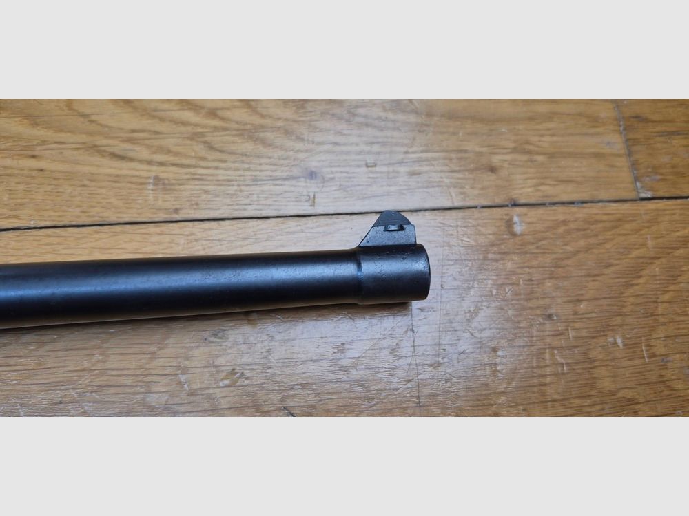Sehr schöner Luger Artillerie P08 – Waffe von 1917 – Lauf 8 Zoll (20cm!) – Herstellung DWM – Vollständig monomatrikuliert (außer das Magazin, das ist aus der Zeit) – Kal. 9×19 – Seltene Visierung und Korn des zweiten Typs – Sehr schöne Griffschalen – Epochenbrünierung noch 80% – Wunderschöner Lauf – TBE+, Bild 31 von 32