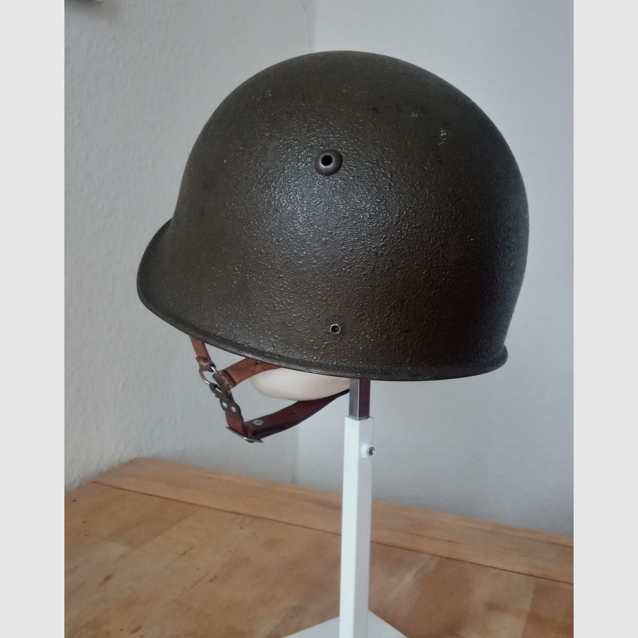 Stahlhelm der Schweizer Armee in kleiner Größe 55-56 / ideal für Zivilschutz / Swiss Made