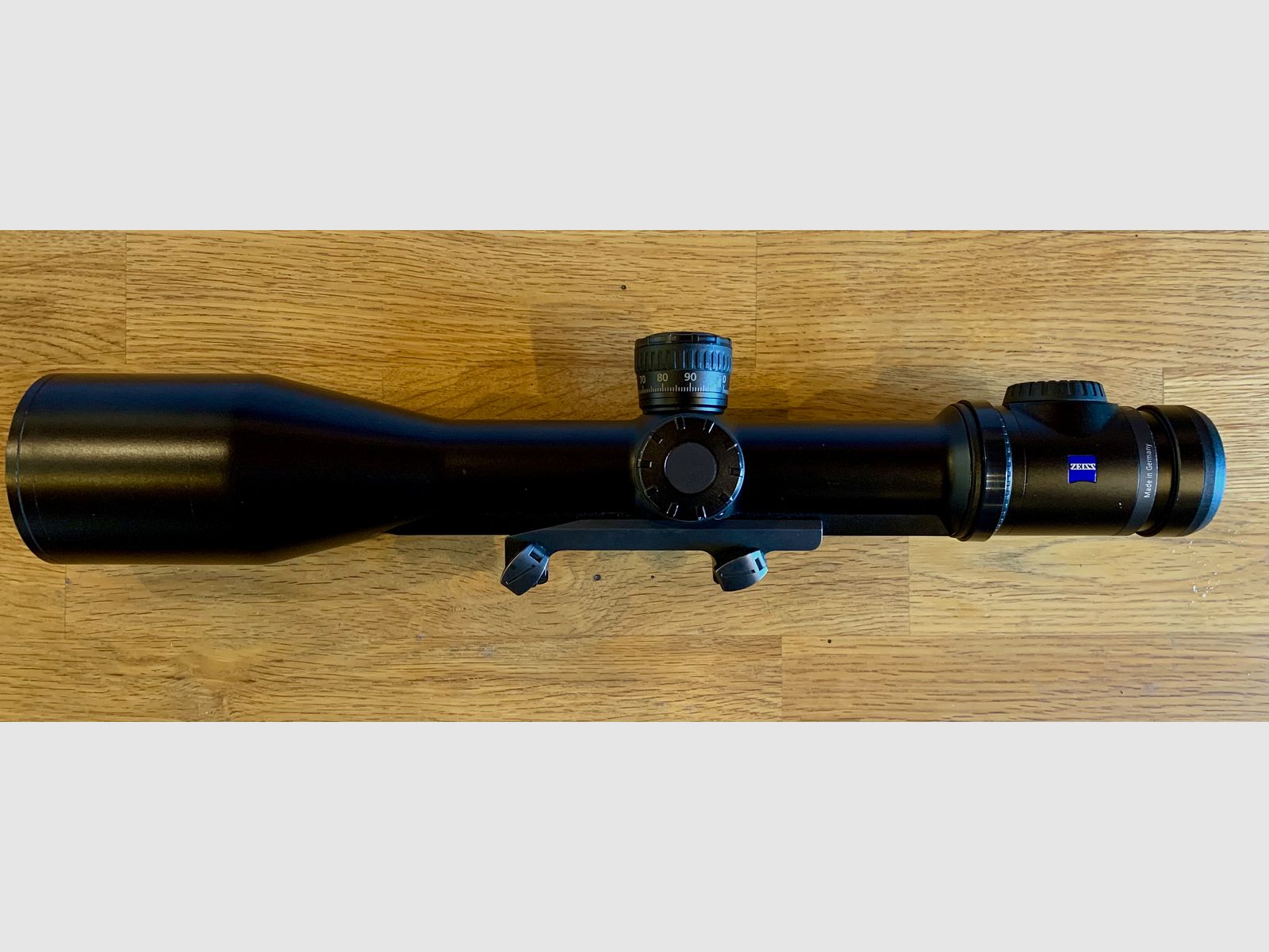 Zeiss V8 4,8-35x60 con montaggio a sella