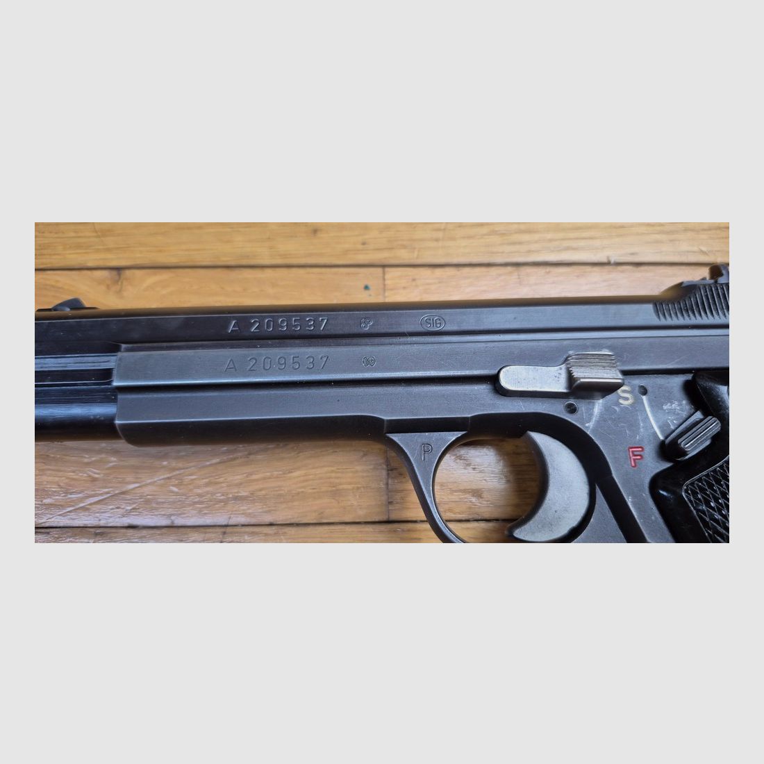 Bellissimo pistola SIG P210-2 – Mito del 9 para – Arma militare del 4° contratto – Circa 1971/72 – Ottima brunitura – Funzionamento e canna da sogno – 2° caricatore e fondina (il tutto!) forniti in aggiunta – Condizioni TBE/TBE+!, immagine 6 di 25