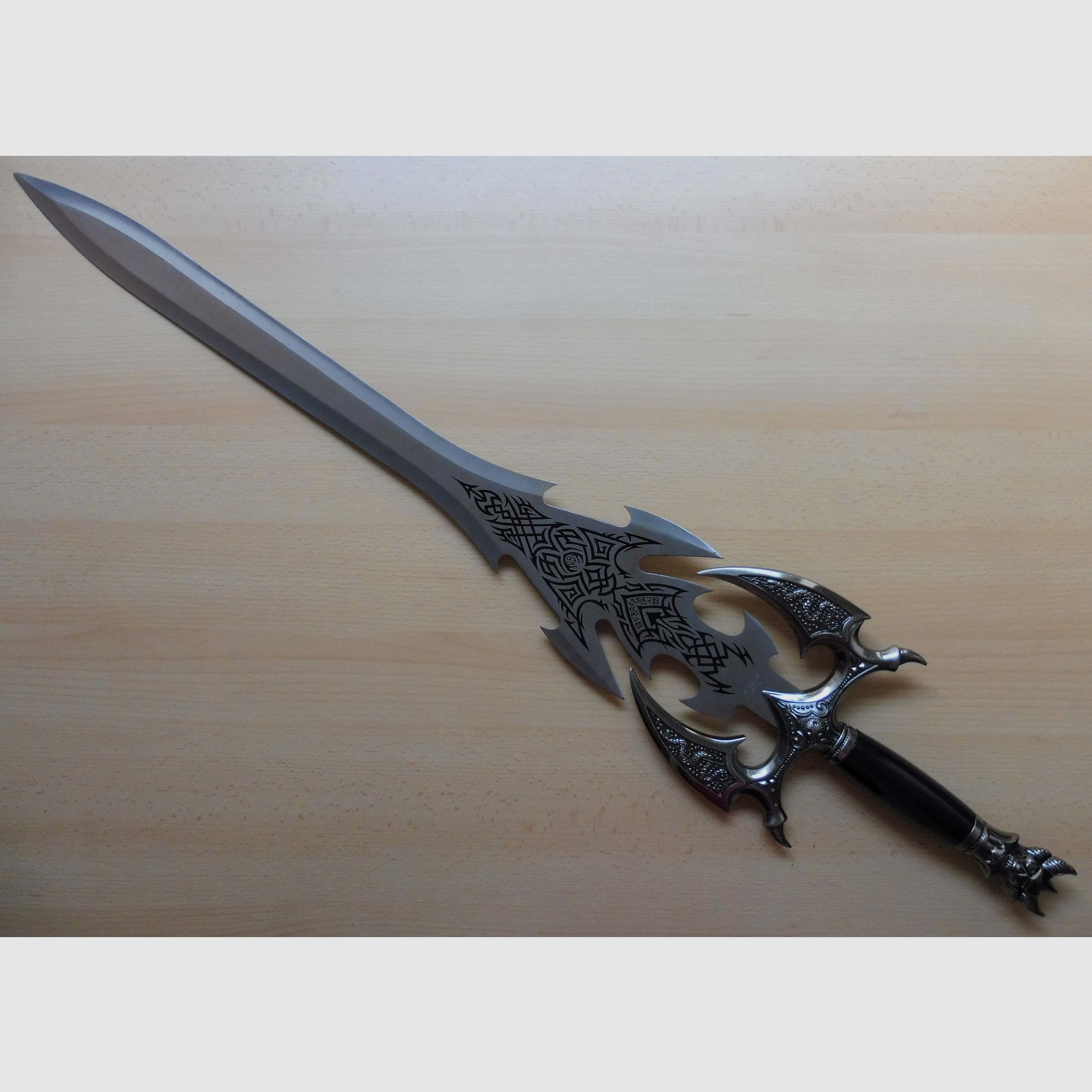 Spada dell'Oscurità" / "Sword of Darkness" replica? Artista fantasy Kit Rae Kilgorin / "La storia delle spade degli Antichi"?